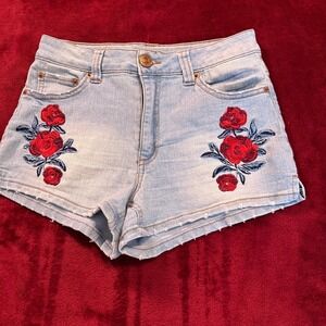 Almost Famous High Rise Embroidered Rose Denim Shorts Light‎ Wash Size 5